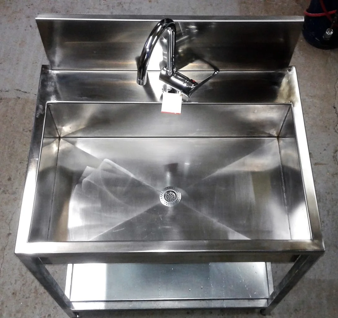 Ειδική κατασκευή νεροχύτη από ανοξείδωτο ατσάλι για τις ανάγκες εργαστηρίου αγγειοπλαστικής