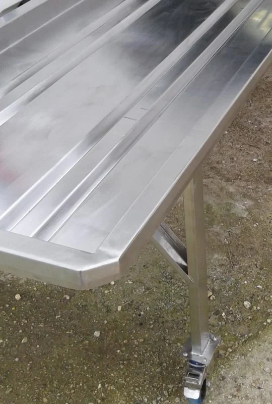 Πλάγια όψη τραπεζιού τυροκομείου για τις ανάγκες πελάτη