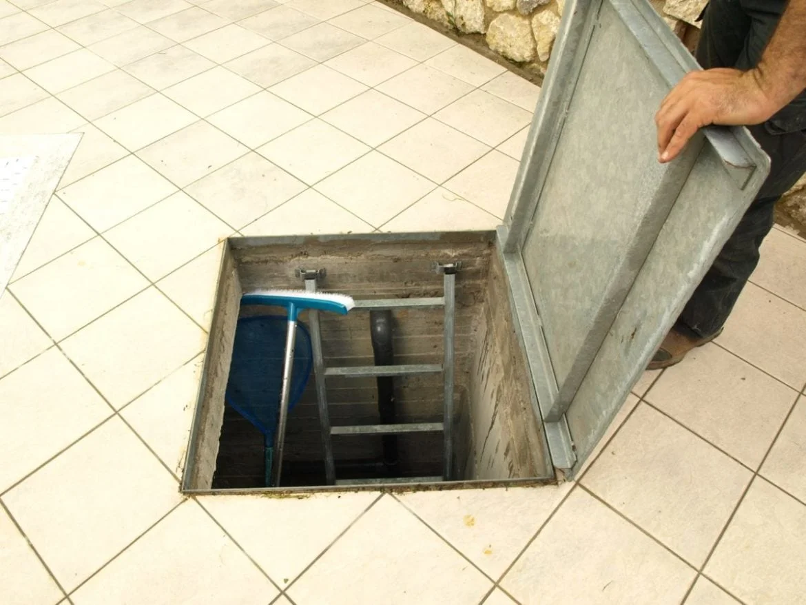 αλβανιζέ κάλυμμα φρεατίου πισίνας. Κάτω όψη.