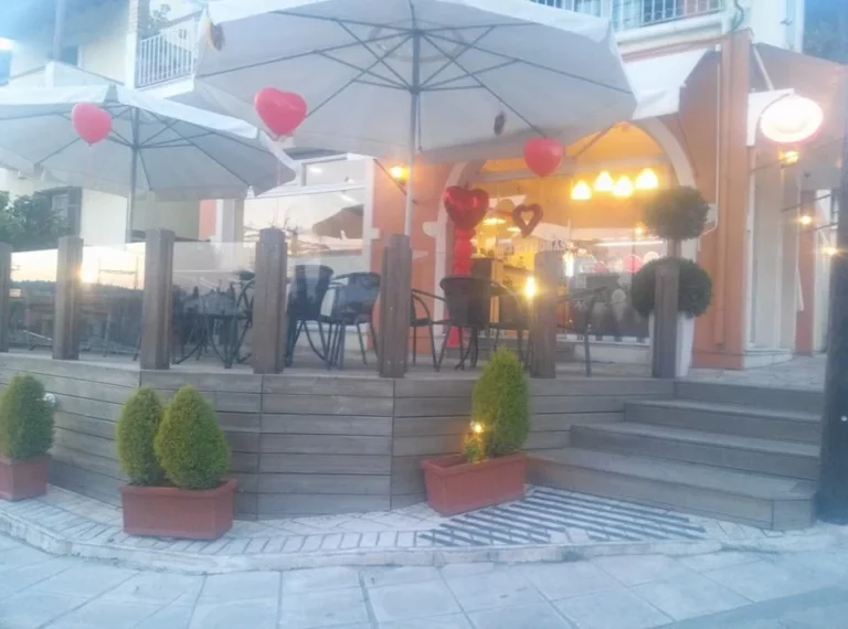 Κατασκευή μεταλλικής εξέδρας με επένδυση ξύλου και γυαλιού