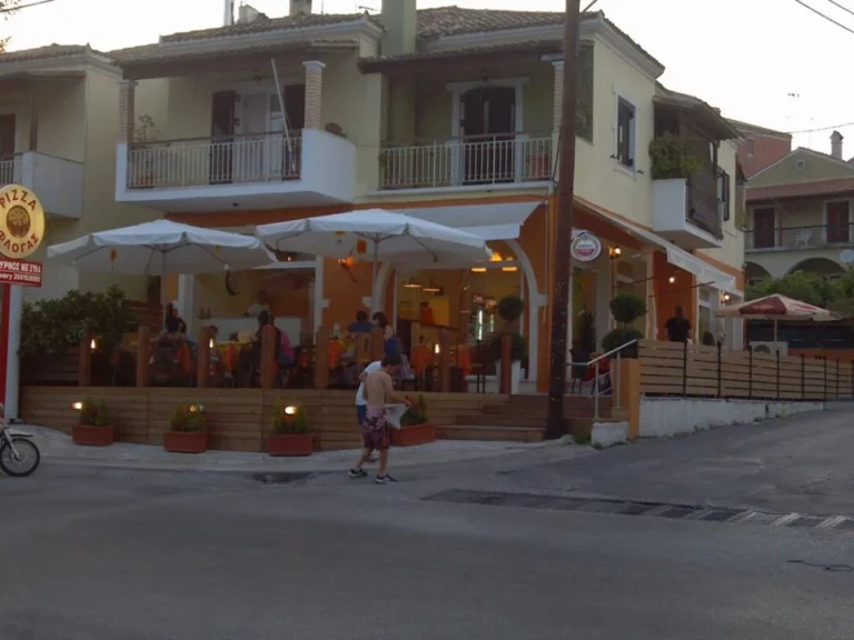 Κατασκευή μεταλλικής εξέδρας με επένδυση ξύλου και γυαλιού