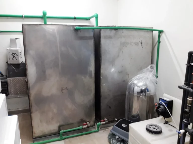 Κατασκευή και εγκατάσταση ανοξείδωτων δεξαμενών νερού σε καφετέρια