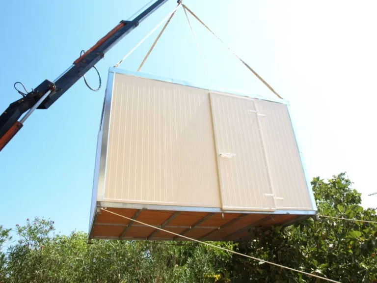 Εγκατάσταση μεταλλικού οικίσκου από πάνελ πολυουρεθάνης για μεγάλη αντοχή στο χρόνο