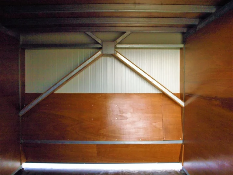 Εσωτερικό στάβλου για άλογα με έμφαση στην λεπτομέρεια για την ασφάλεια των αλόγων από τραυματισμούς