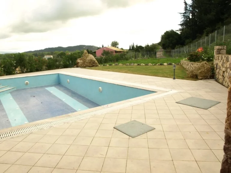 Γαλβανιζέ καλύμματα φρεατίου πισίνας