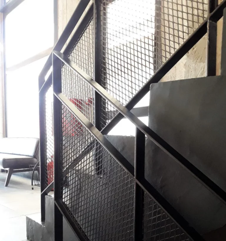 Κατασκευή και τοποθέτηση κάγκελου / κιγκλιδώματος από βιομηχανικό πλέγμα