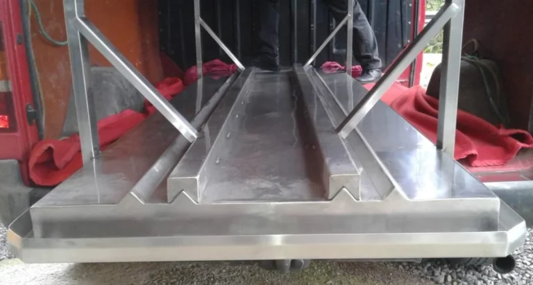 Ανοξείδωτο τραπέζι τυροκομείου κατασκευασμένο ειδικά για τις ανάγκες του πελάτη