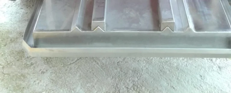 Λεπτομέρειες στην κατασκευή ανοξείδωτου τραπεζιού τυροκομείου στην κάτω όψη