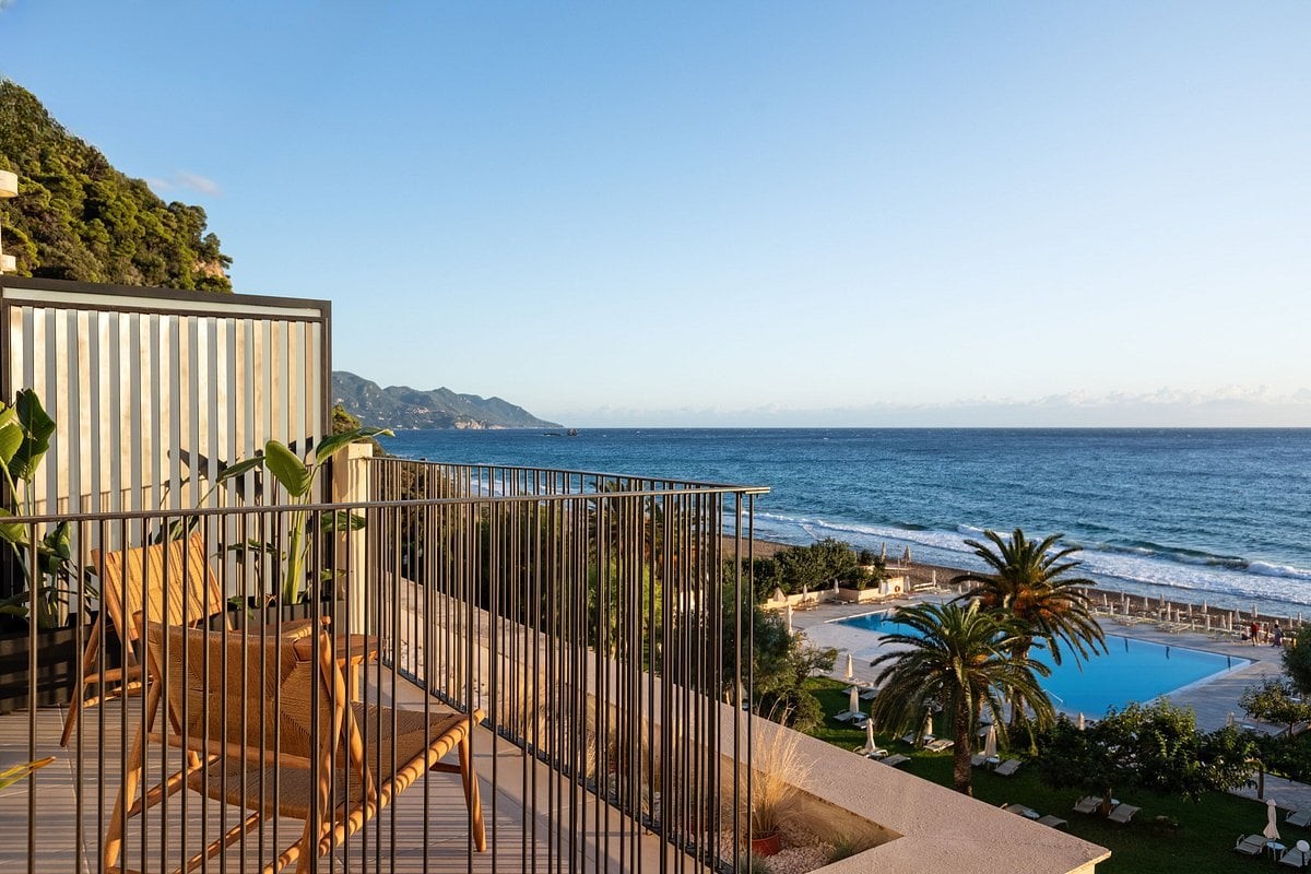 Μεταλλικά κάγκελα για βεράντα ξενοδοχείου στην Κέρκυρα