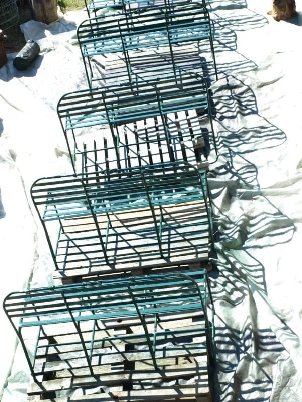 Σιδερένια παγκάκια κατασκευασμένα ώστε να ταιριάζουν με τον περιβάλλοντα χώρο καφετέριας στην Κέρκυρα