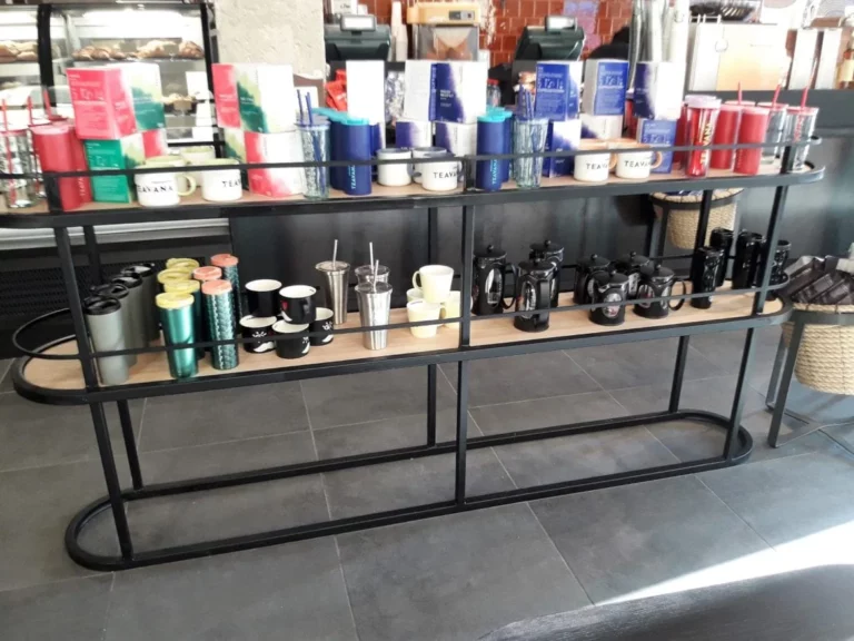 Μεταλλική νησίδα σε καφετέρια για προϊόντα