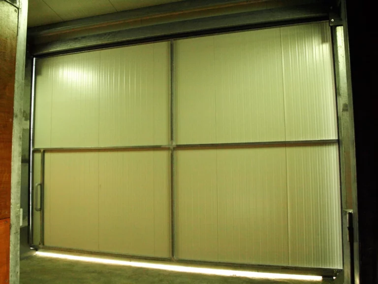 Πόρτα με μεγάλο άνοιγμα και ύψος για μεταλλικό κτίριο ιπποστασίου στην Κέρκυρα