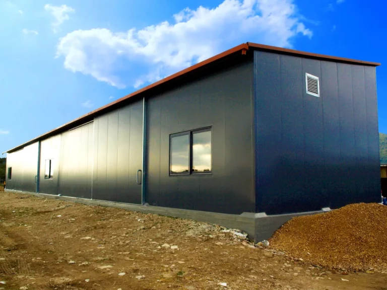 Μεταλλικό κτίριο για τη στέγαση σταύλων ιππικού ομίλου στην Κέρκυρα