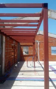 Κατασκευή μεταλλικού παταριού σε ξενοδοχείο βασισμένο στις προδιαγραφές του μηχανικού για εγκατάσταση μονάδας κλιματισμού