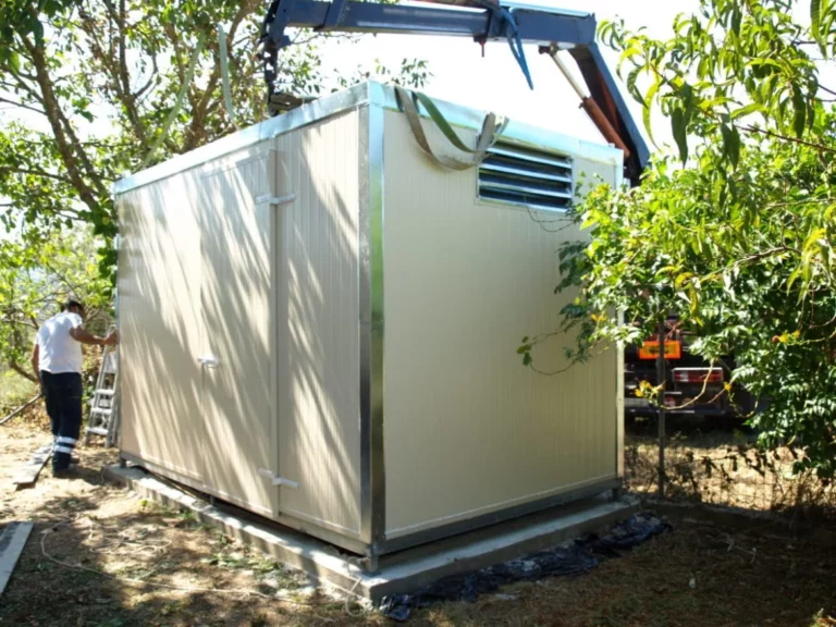 Μεταλλικός οικίσκος από πάνελ πολυουρεθάνης που προσφέρει θερμομόνωση