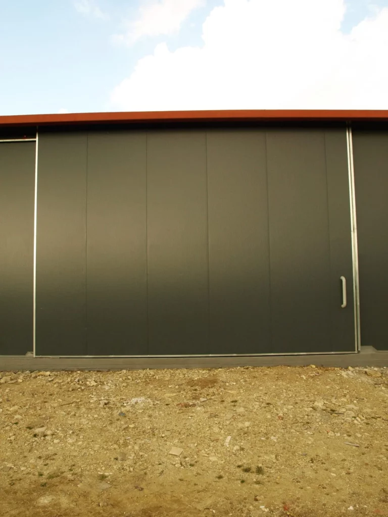 Μεταλλική συρόμενη πόρτα ιπποστασίου