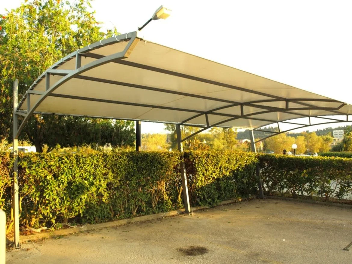 Μεταλλικό σκίαστρο αυτοκινήτων για μεγάλη αντοχή στον χρόνο. Πλάγια όψη.